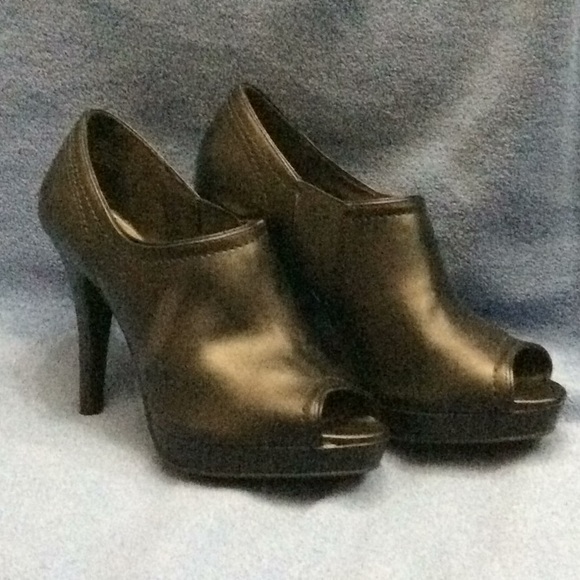 Black Peep-Toe Heels - Picture 2 of 5